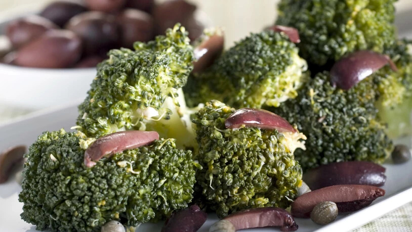 Broccoli gehört zu den meistgehassten Gemüsen. Wissenschaftler haben jetzt herausgefunden, dass das nicht am Kohl alleine liegt, sondern an der chemischen Reaktion, die er mit dem Speichel eingeht. Zutaten wie Käse, Oliven oder Kapern (Bild) können den…