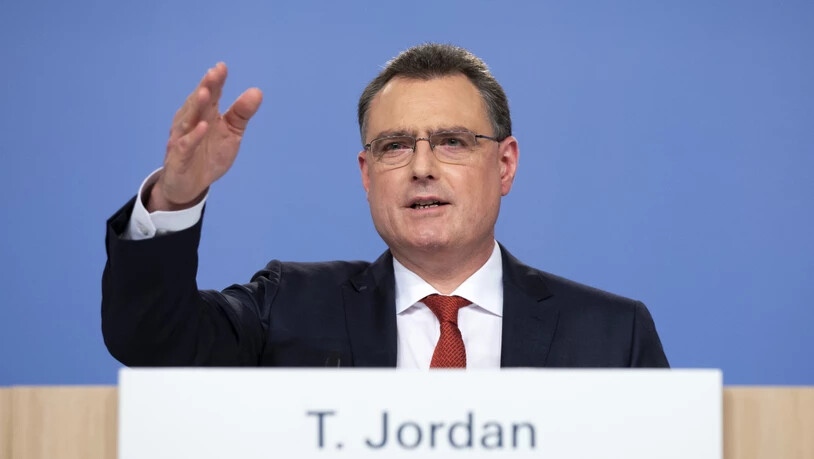 Thomas Jordan steht seit dieser Woche wieder auf der Kommandobrücke der Schweizerischen Nationalbank (SNB). Den vor gut fünf Wochen vorgenommenen medizinischen Eingriff am Herzen hat der frühere Wasserballer gemäss eigenen Aussagen gut überstanden. …