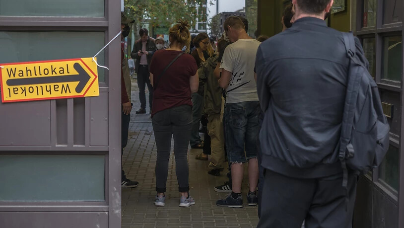 Wahlberechtigte warten nach 18 Uhr in einer Schlange vor einem Wahllokal an der Mandelstraße im Berliner Stadtteil Prenzlauer Berg darauf, ihre Stimmen zur Bundestagswahl, der Abgeordnetenhauswahl und der Wahl der Bezirksvertretungen abgeben zu dürfen…