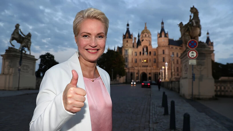 dpatopbilder - Manuela Schwesig (SPD), Ministerpräsidentin von Mecklenburg-Vorpommern und Spitzenkandidatin der SPD für die Landtagswahlen in Mecklenburg-Vorpommern, hebt den Daumen nach den ersten Prognosen. Die Sozialdemokraten haben die Landtagswahl…