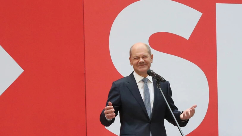 Am Tag nach der Bundestagswahl steht SPD-Kanzlerkandidat Olaf Scholz auf der Bühne im Willy Brandt Haus in Berlin. Foto: Wolfgang Kumm/dpa