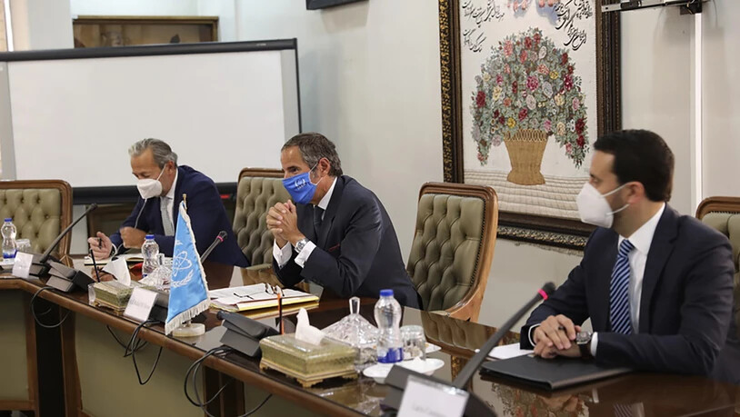 HANDOUT - Rafael Mariano Grossi (M), Generaldirektor der Internationalen Atomenergiebehörde (IAEA), bei einem Treffen mit Mohammad Eslami, Leiter der Atomenergie-Organisation des Iran. Foto: Uncredited/Atomic Energy Organization of Iran/AP/dpa - ACHTUNG:…