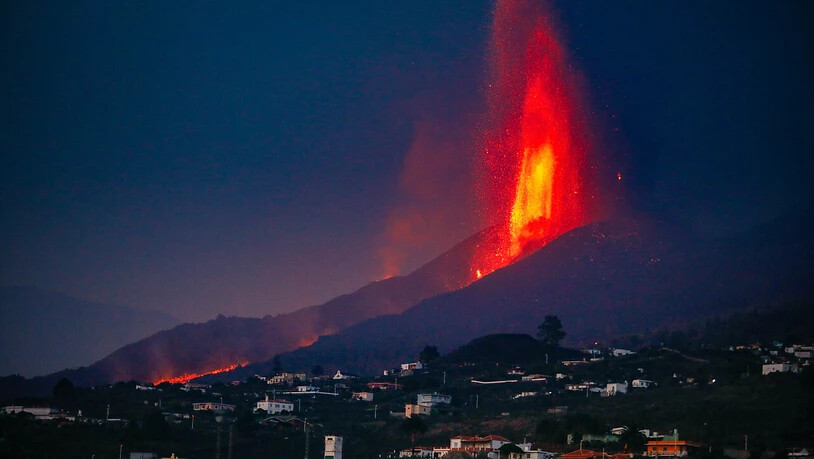 Der Vulkan Cumbre Vieja stößt Lava aus. Nach einer kurzen Pause am Montagvormittag setzte sich der Ausbruch fort. Foto: Kike Rincón/EUROPA PRESS/dpa