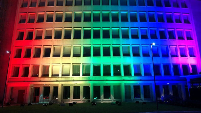 Die US-Botschaft in Bern hat sich nach dem Ja zur "Ehe für alle" in Regenbogenfarben beleuchtet.