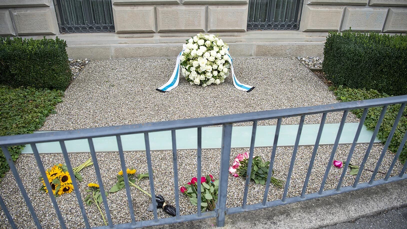 Blumen vor dem Zuger Regierungsgebäude erinnern an das Attentat.