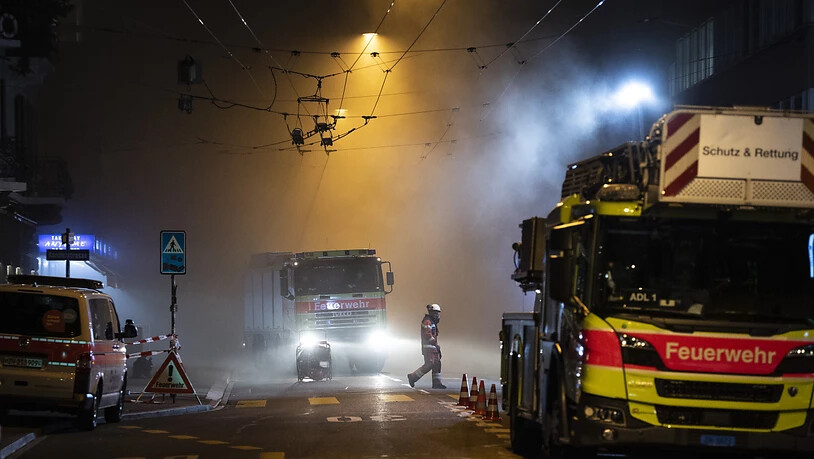 Ein Feuerwehrmann lauft durch den dichten Rauch in der Zürcher Langstrasse. Erst am späten Abend war das Feuer unter Kontrolle.