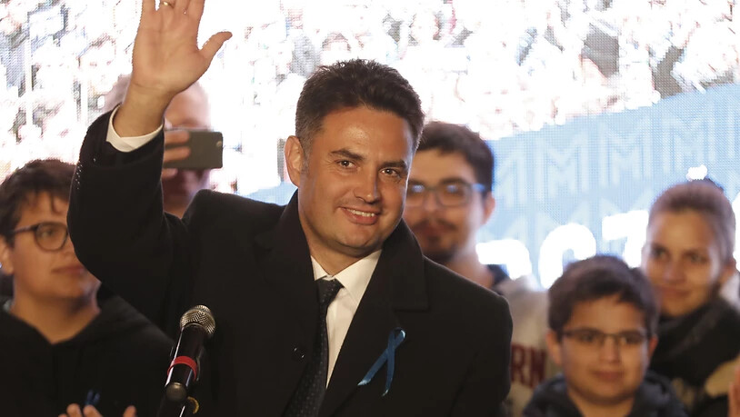 Der konservative Kandidat Peter Marki-Zay feiert, nachdem er die Vorwahlen der Opposition in Ungarn gewonnen hat. Der parteilose Konservative gewann die Stichwahl mit 57 Prozent gegen die Sozialdemokratin Klara Dobrev mit 43 Prozent der Stimmen, wie die…