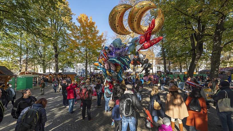 Im Zentrum des Petersplatzes werden Luftballons verkauft zum Start der Herbstmesse.