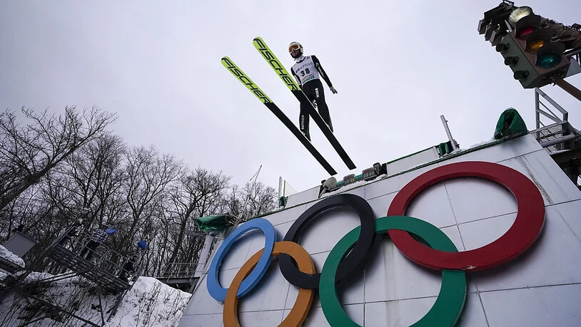 Killian Peier, hier bei einem Sprung im Januar 2020 in Sapporo, und seine Team-Kollegen wollen diesen Winter auch an den Olympischen Spielen in Peking abheben.