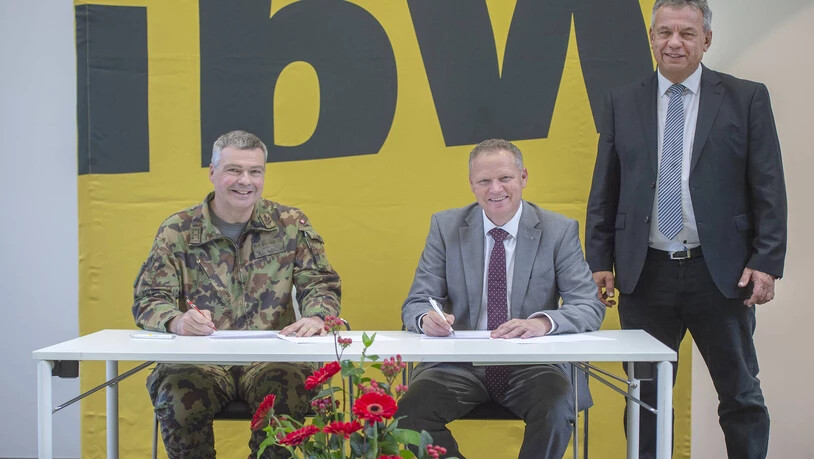 Ein wichtiger Schritt ist getan: KKdt Hans-Peter Walser und der Direktor der ibW Stefan Eisenring (von links) haben den Kooperationsvertrags zwischen der ibW und der Schweizer Armee unterzeichnet. Begleitet wird dies durch den Präsidenten der ibW Jürg Michel (rechts).