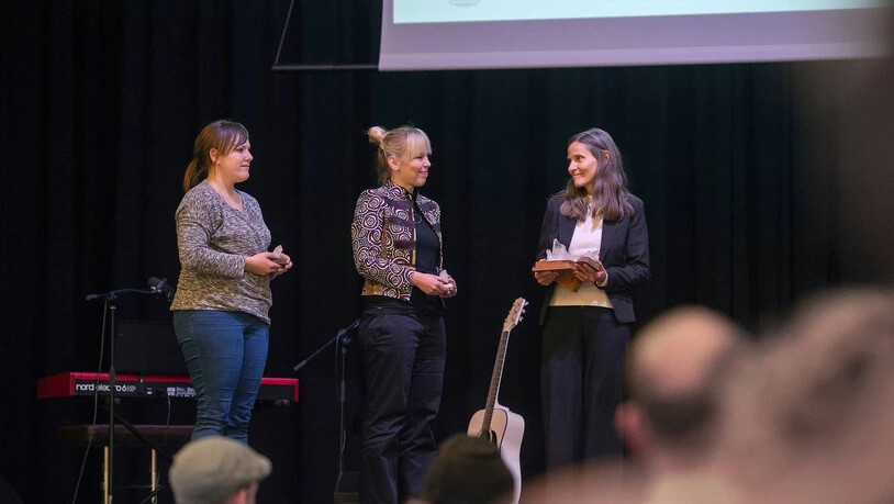 Preisverleihung: Die Preisträgerinnen Leonie Cavegn, Caroline Kukla und Domschatzmuseum-Betriebsleiterin Laetizia Christoffel (von links) freuen sich über die Auszeichnungen.