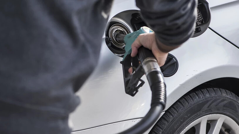 Wegen den steigenden Benzinpreise verzeichnen die Schweizer Detailhändler mehr Umsatz im Oktober. (Archivbild)