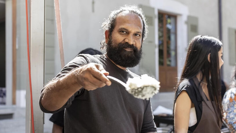 Ä Guetä: Sasi Subramaniam fotografiert nicht nur, er hilft auch bei der Zubereitung des Essens und danach beim Verteilen.
