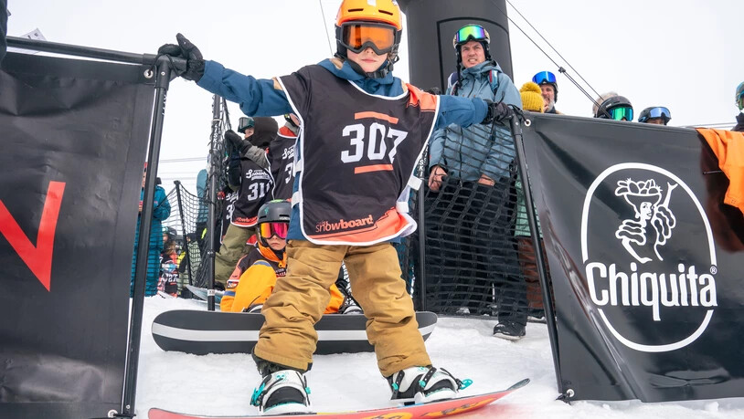 Bald geht es los: Dieser junge Snowboarder kann es kaum mehr erwarten.
