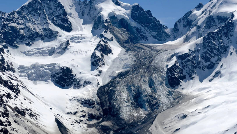 Kilometerlanger Schuttstrom: Nach dem Bergsturz am Piz Scerscen bedeckt eine Masse aus Gestein, Schnee und Eis über 5,6 Kilometer und über eine Breite von 400 Meter die Val Roseg oberhalb von Pontresina.  