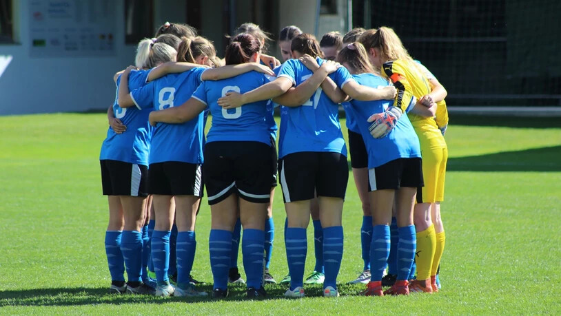 Gemeinsam stark: Die Frauen des FC Schwanden bilden vor dem Spiel einen Kreis, um sich ein letztes Mal zu motivieren.