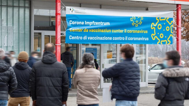 Grosser Andrang: Kurz vor Weihnachten wollten sich viele Leute im Pop-up Impfzentrum an der Rheinfelsstrasse in Chur impfen lassen.