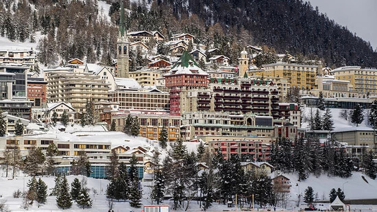 Die Hotellerie in der Schweiz leidet auch ein Jahr nach dem Beginn der Coronakrise weiter, vor allem weil die ausländischen Gäste fehlen. Im Bild das Hotel Badrutt's Palace in St. Moritz. (Symbolbild)
