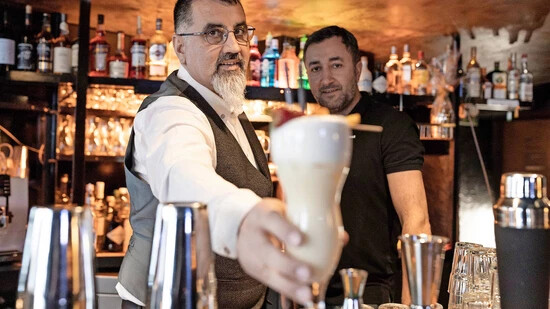 Die neuen Wirte: Ahmet Bilin (links) und Sidar Öztürk wollen in der «Ochsen Bar» auch etwas zu Essen anbieten.