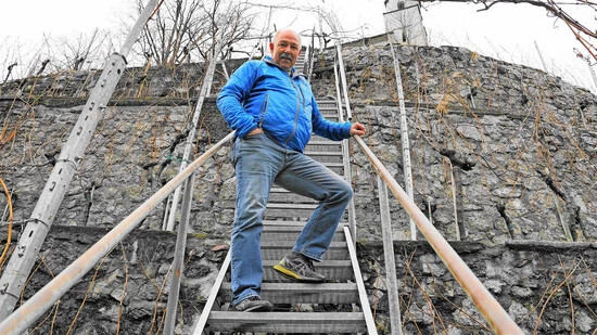 Begeisterter Hobbywinzer: Roland Gisler gelangt über eine steile Eisentreppe in den Rebberg am Bürglirain.
