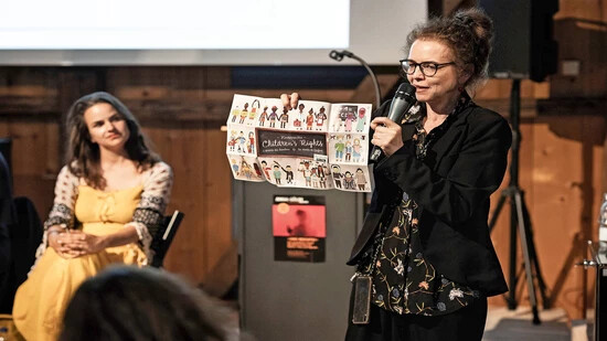 Für ein neues Sexualstrafrecht: Museumsleiterin Ursula Helg (rechts) setzt sich an einer Veranstaltung im Anna Göldi Museum für die Enttabuisierung von sexualisierter Gewalt an Frauen ein – und für ein neues Sexualstrafrecht in der Schweiz.