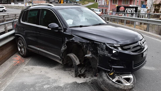 Verkehrsunfall in Samnaun: Eine Autofahrerin prallte in ein Brückengeländer. 
