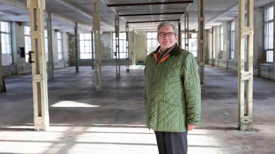 In die ehemalige Textilfabrik verguckt: Kommunikationsberater Wolfgang Weber-Thedy aus Zürich ist Verwaltungsratspräsident der Besitzerin des Legler-Areals in Diesbach.
