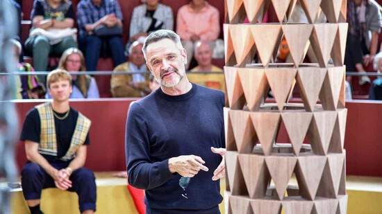 Darf man auf dem Julierpass ein Origen-Hospiz bauen? Giovanni Netzer möchte mit dem am Donnerstag vor Publikum im Roten Turm vorgestellten Projekt «eine neue Präsenz von Kultur im Alpenraum» zur Debatte stellen.