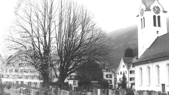 Als die Mehrheit begraben werden wollte: Aufnahme des Friedhofs in Ennenda. Wo heute eine Wiese ist, waren damals noch Grabreihen.