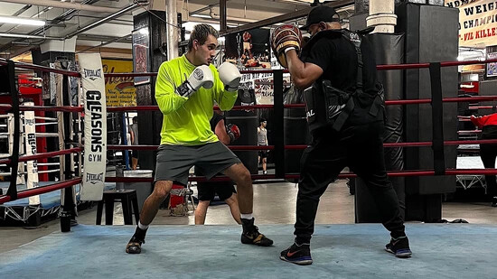 Im Gleason’s Gym im Ring: Gianni Passanante (links) trainiert in New York mit dem früheren Boxstar Raul Frank.