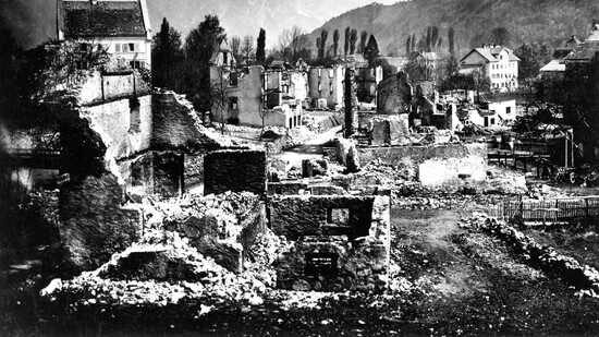 Die Ruinen nach dem Brand: Das Haus auf dem Bühl links im Bild hat die Katastrophe überstanden und steht auch heute noch.