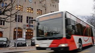 Angebotsausbau: Die Busse fahren morgens früher nach und abends später ab Glarus. 