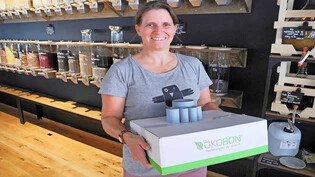 Die ersten Kunden werden beliefert: Sonja Stocksiefen hat in der Abfüllbar in Buttikon ihren ersten Kunden gefunden.