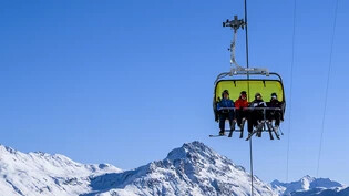 Während den Sportferien zieht es viele Wintersportler in die Berge. Die Hotels und Ferienunterkünfte in Schweizer Tourismusdestinationen sind sehr gut gebucht.(Symbolbild)