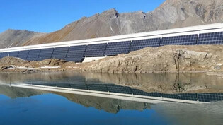 An der Muttsee-Staumauer: Die Fotovoltaikanlage wurde Anfang Oktober 2021 in einen Teilbetrieb gesetzt und wird im Sommer 2022 fertiggestellt.