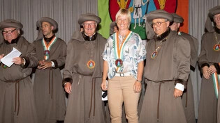 Unter Käseliebhabern: Ursula Marti bekommt das Ordensband der Bruderschaft Saint-Uguzon.