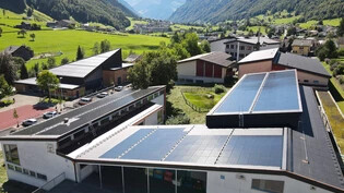 In Betrieb: Die Solaranlage auf dem Dach des Primarschulhauses in Schwanden gehört zu den leistungsstärksten in Glarus Süd.