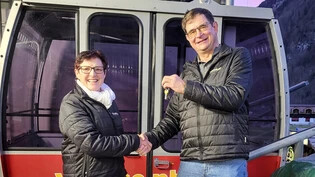 Übergabe: Marianne Elmer überreicht die Schlüssel zur Luftseilbahn Matt-Weissenberge an den neuen Betriebsleiter Robert Wilhelm.