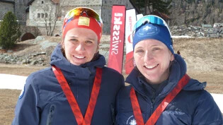 Zufrieden: Malia Elmer (links) und Lydia Hiernickel können sich an den Schweizer Langlaufmeisterschaften über Edelmetall freuen.