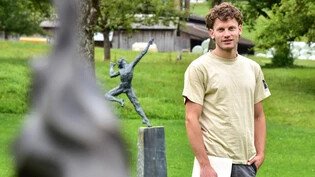 Kunst im Grünen: Auch den Garten beim Valendaser Bandlistall bespielt Florian Fuchs mit Figuren – hinten die Bronzeplastik «Tänzer» (2021).