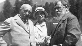 Ein Foto von einer späteren Reise ins Engadin: Arthur Schnitzler (rechts) besucht mit dem Verleger Samuel Fischer und dessen Frau Hedwig Fischer den Stazersee. 