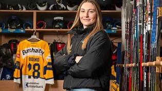 Professionelle Eishockeyspielerin: In der Garderobe – umgeben von Eishockeystöcken, Ausrüstungsgegenständen und ihrem Trikot – fühlt sich Leah Marino wohl.