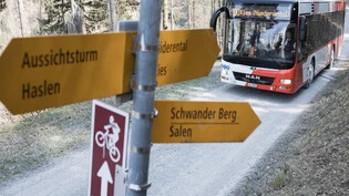 Über Stock und Stein: Der Bus ins Kies fährt wegen des Erdrutsches in Schwanden über Haslen.