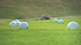 Landwirtschaft Bauer Traktor Siloballen Silo Heu heuen