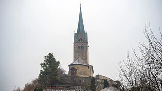 Zahn der Zeit: Sogar von Weitem sind die Schäden an der Fassade der Kirche Sogn Gion gut sichtbar.