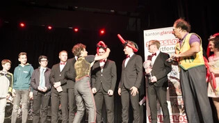 Die Junioren des CC Glarus siegen in der Kategorie Nachwuchsteams, erhalten den Pokal und von Clown Mugg ein spezielles Geschenk