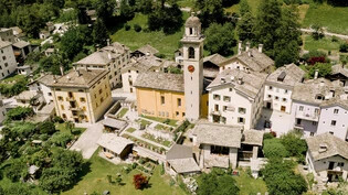 Castasegna: Kirche Santa Trinita Luftaufnahme