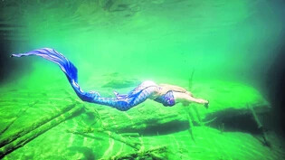 Wie ein Fisch im Wasser: Isabelle Messerli taucht als Meerjungfrau im Crestasee unter.
