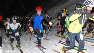 Im Dorf Braunwald können die Zuschauer den packenden Massenstart der Skitourenläufer mitverfolgen.
