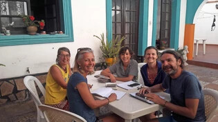 Sie machen das Beste aus der Situation: Katja Gianoli (ganz links) und weitere Hotelgäste lernen gemeinsam Spanisch.